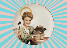 Carica l&#39;immagine nel visualizzatore di Gallery, Piatto Murder, She cooked! con filo d’oro
